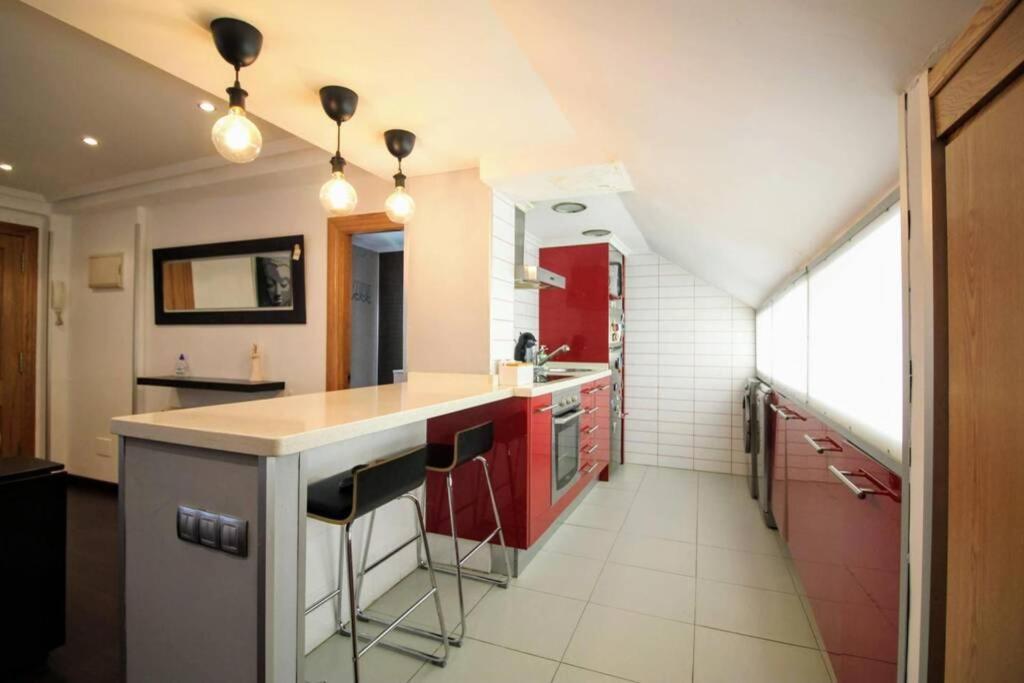 Apartamento NUEVO: 8 minutos ayuntamiento, 10 catedral, WIFI Oviedo Exterior foto