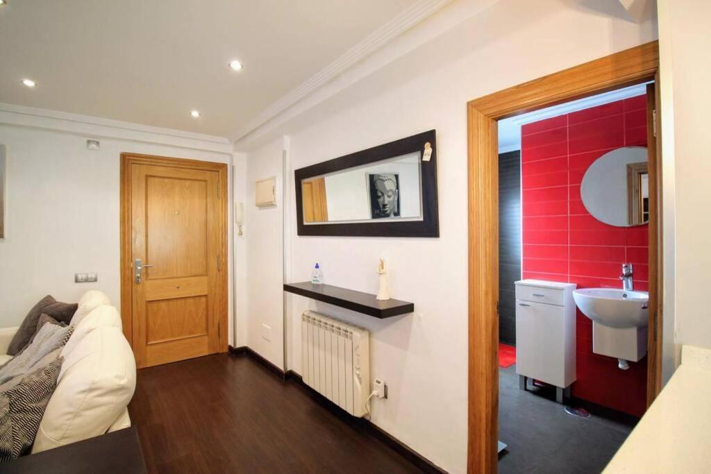 Apartamento NUEVO: 8 minutos ayuntamiento, 10 catedral, WIFI Oviedo Exterior foto