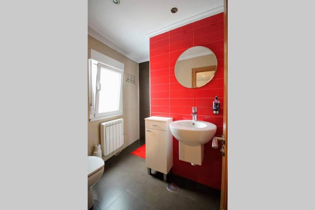 Apartamento NUEVO: 8 minutos ayuntamiento, 10 catedral, WIFI Oviedo Exterior foto